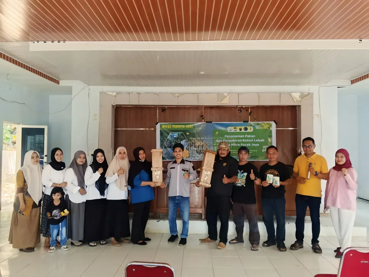 Tahun Kedua Program Desa Binaan, Tim DPPM Tanam Pakan dan Salurkan Koloni Lebah di Desa Pucak