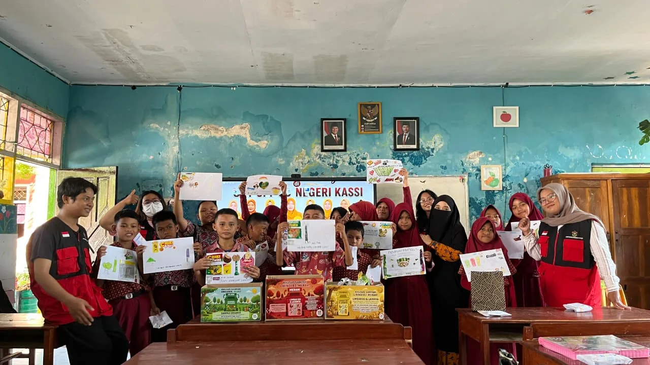Mahasiswa KKN Unhas Kenalkan Pemilahan Sampah dan Urban Farming kepada Siswa SD Negeri Kassi