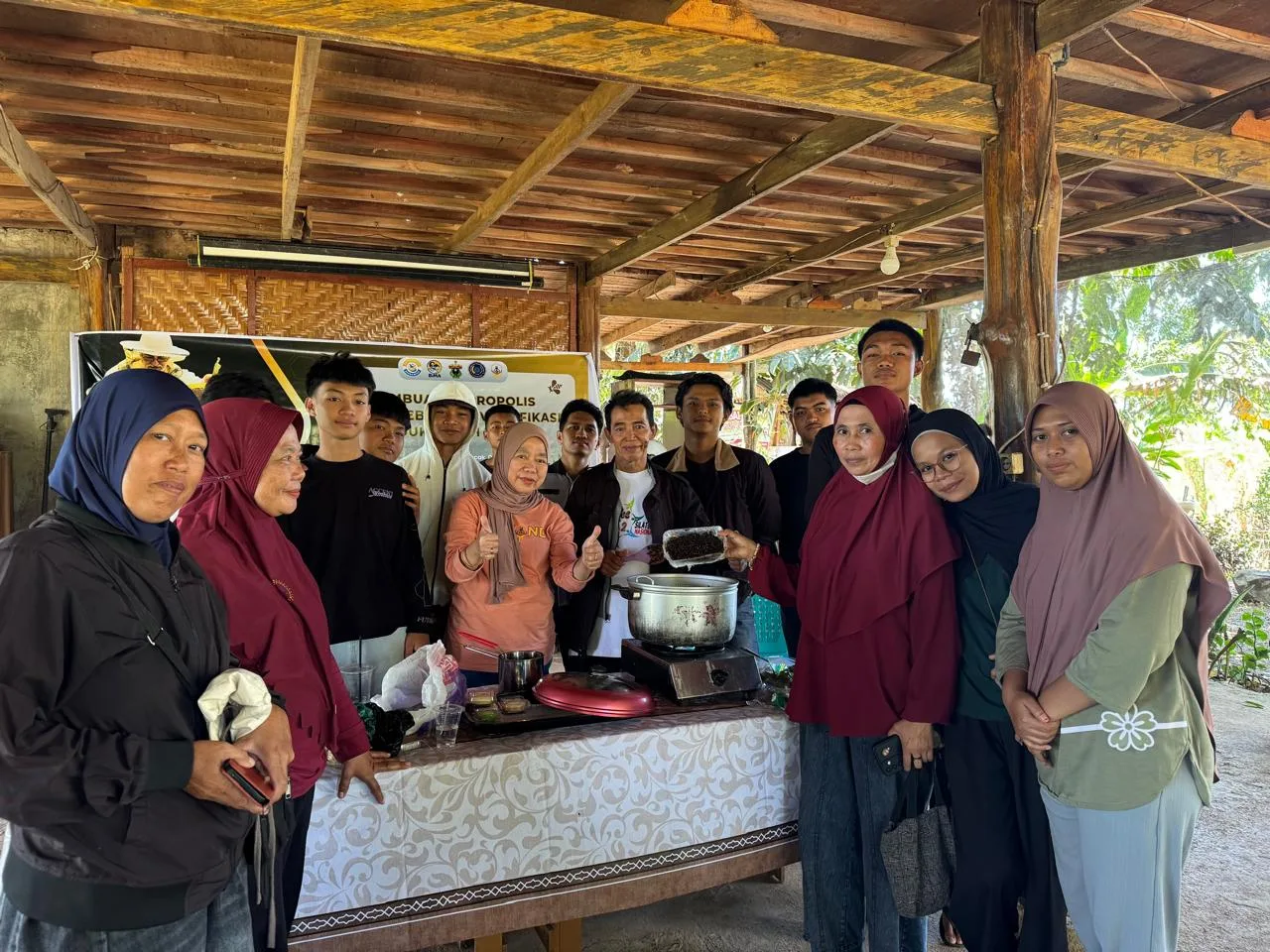 Propolis Trigona: Membuka Jalan Hilirisasi Produk Lebah dari Desa Pucak